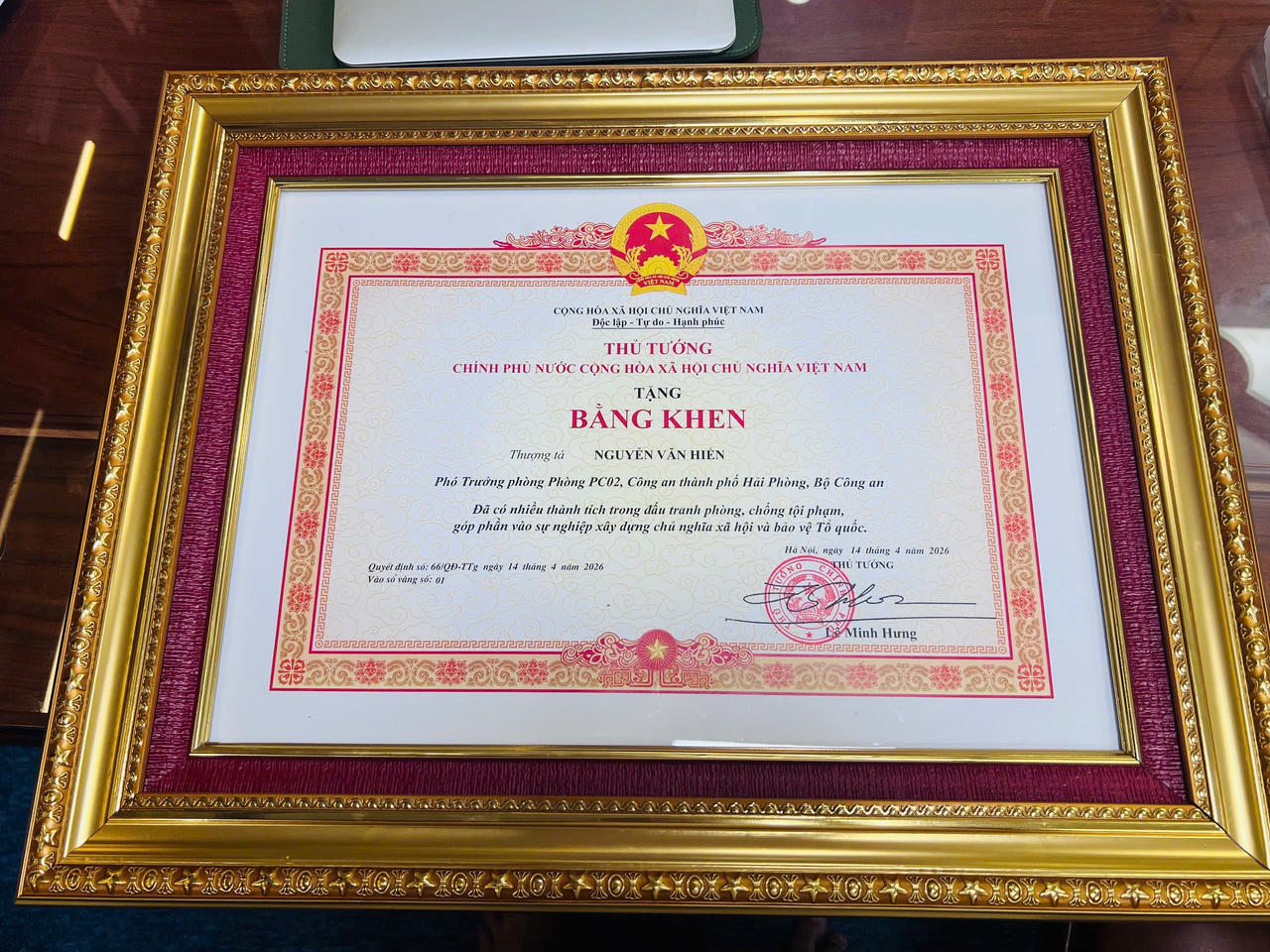 Thủ tướng Chính phủ tặng bằng khen cho Thượng tá Nguyễn Văn Hiển đã có nhiều thành tích trong đấu tranh phòng, chống tội phạm, góp phần xây dựng CNXH và bảo vệ Tổ quốc.