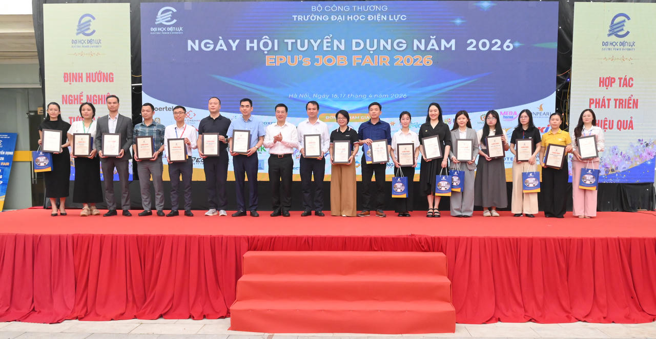 Lãnh đạo Trường Đại học Điện lực trao giấy chứng nhận, chụp ảnh lưu niệm với các doanh nghiệp tham gia Ngày hội tuyển dụng.
