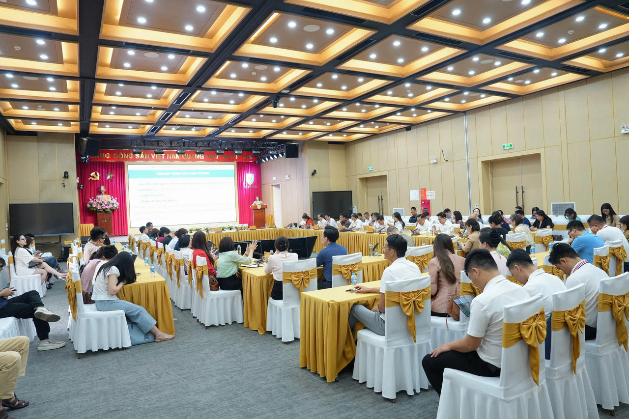 Đông đảo đảng viên, phóng viên Báo Pháp luật Việt Nam dự buổi lễ.