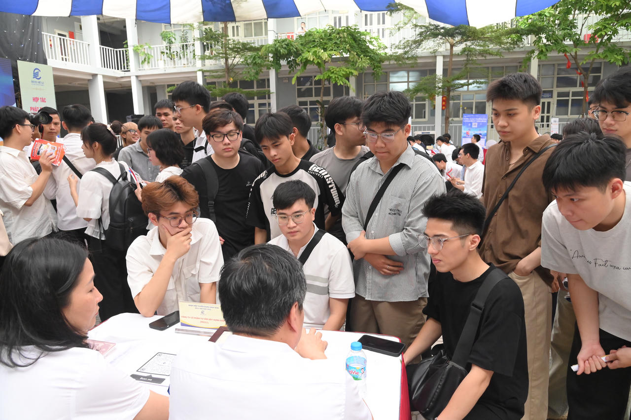 Đại diện doanh nghiệp tư vấn tuyển dụng cho sinh viên Trường Đại học Điện lực.