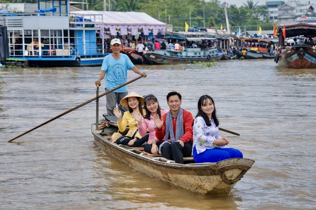Các hoạt động du lịch, dịch vụ phát triển tích cực với hơn 20.000 lượt khách tham quan.