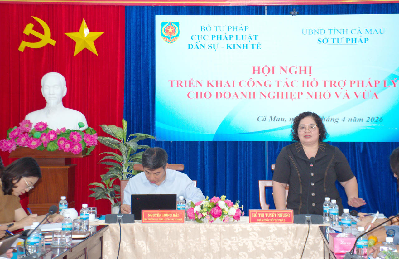 Bà Hồ Thị Tuyết Nhung – Giám đốc Sở Tư pháp Cà Mau, phát biểu tại Hội nghị.