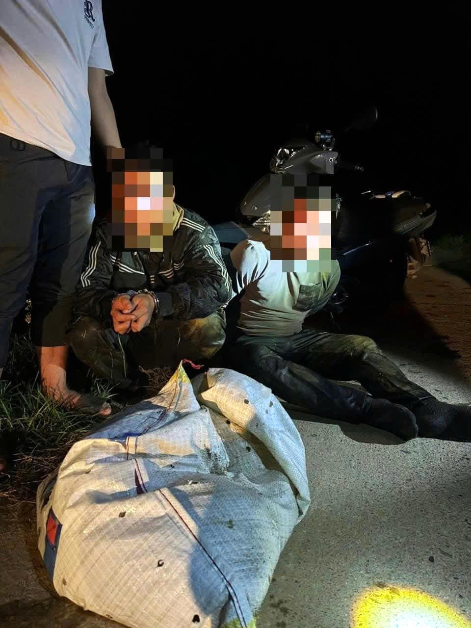 Công an xã Lệ Thủy nhanh chóng khống chế 2 đối tượng trộm chó trong đêm.