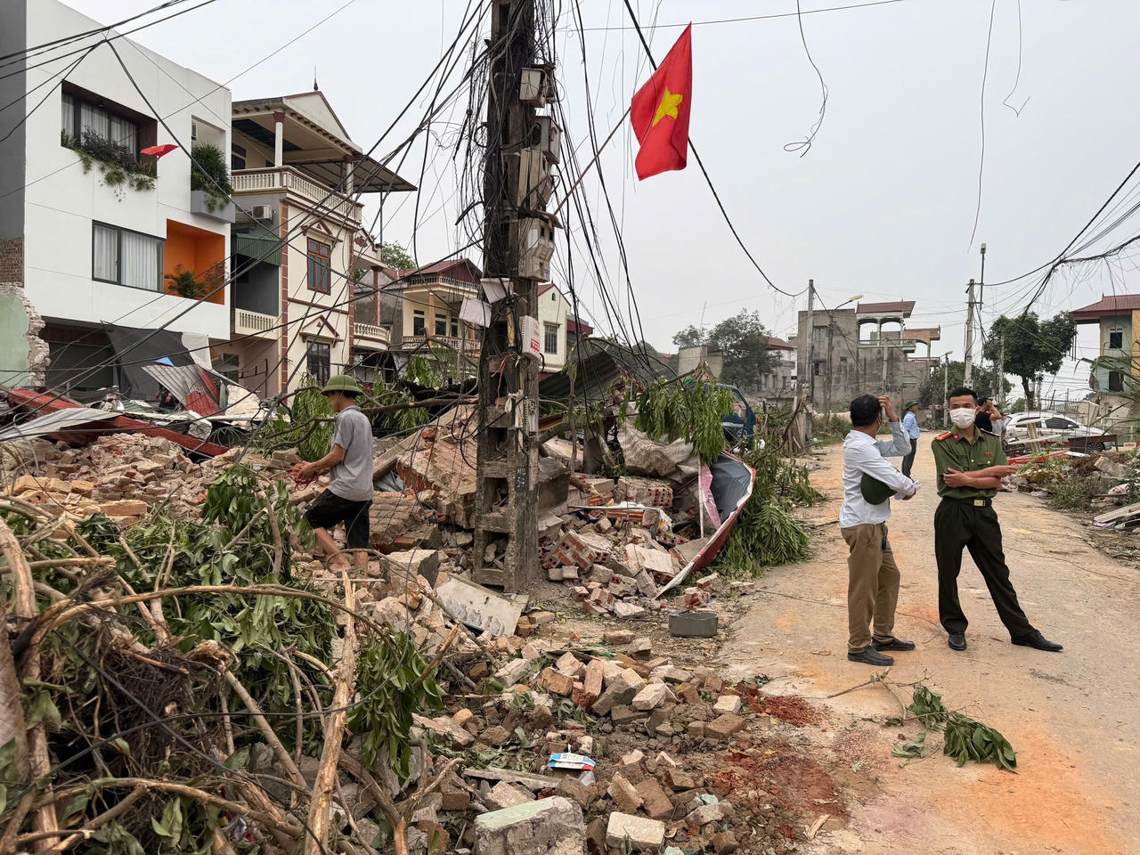 Ảnh hiện trường lực lượng chức năng phối hợp thực hiện nhiệm vụ theo phân công.