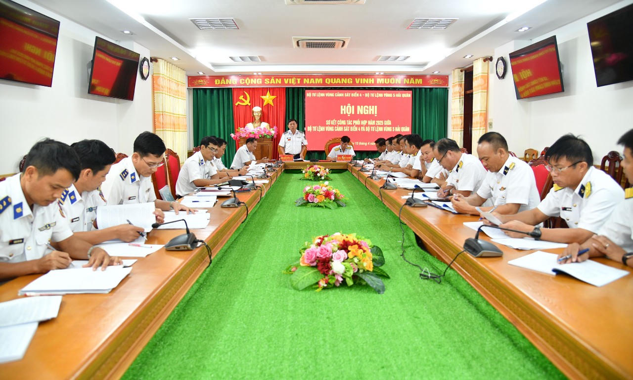 Tăng cường công tác phối hợp giữa BTL Vùng Cảnh sát biển 4 và BTL Vùng 5 Hải quân
