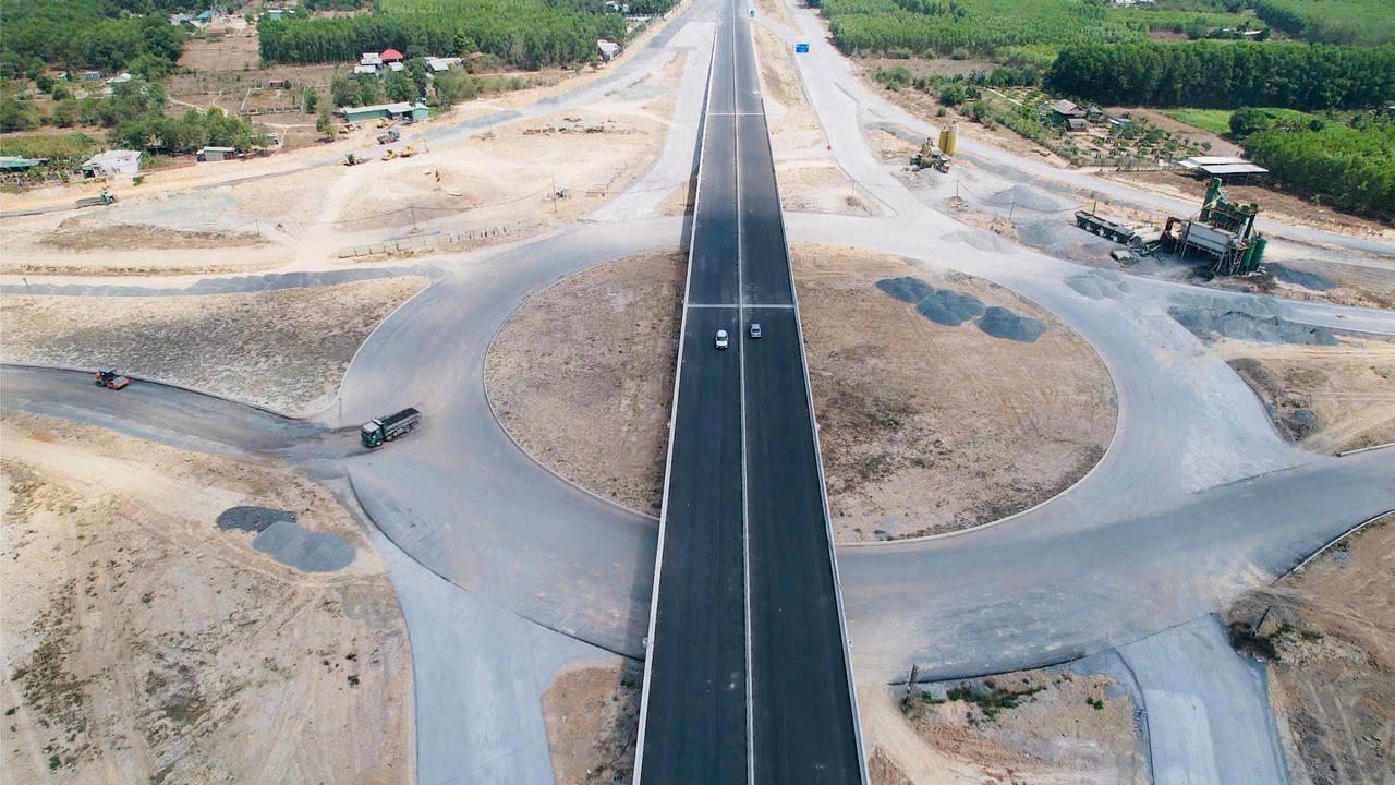 Toàn cảnh công trường Vành đai 3 đoạn qua Đồng Nai thi công nhộn nhịp giữa tháng 4.