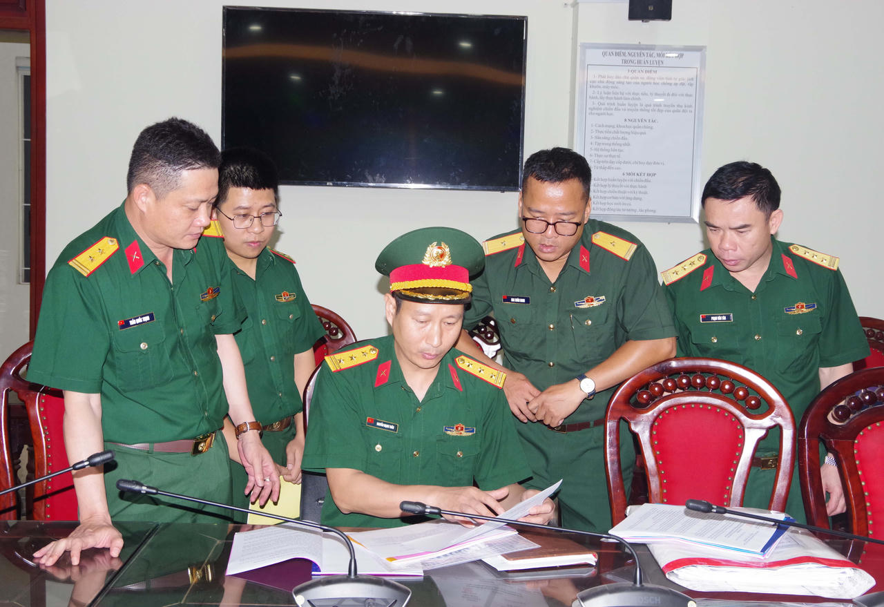 Kiểm tra hệ thống kế hoạch, văn kiện sẵn sàng chiến đấu.