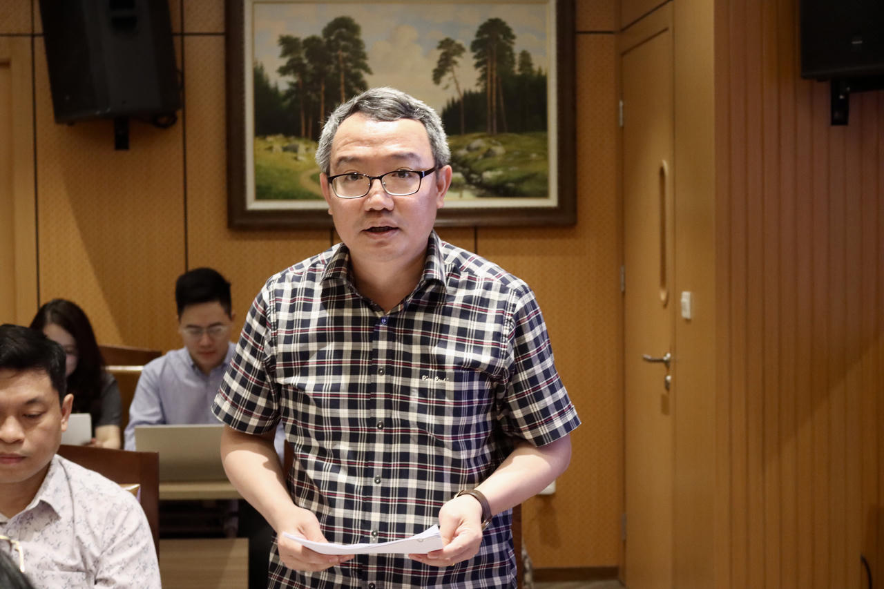 Cục trưởng&nbsp;Cục Kiểm tra văn bản và Tổ chức thi hành pháp luật Hồ Quang Huy phát biểu tại cuộc họp.