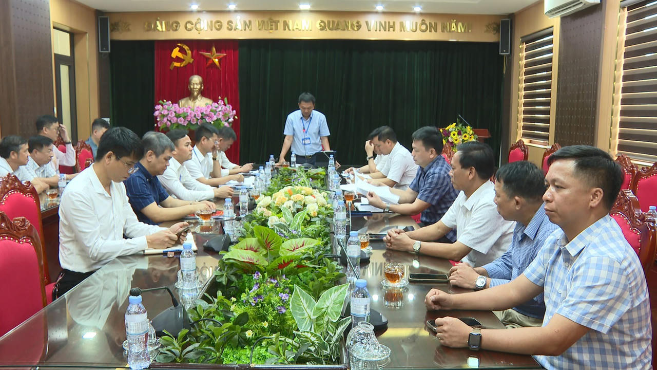 Lãnh đạo địa phương chủ trì cuộc họp, rà soát phương án tổ chức cưỡng chế, phân công nhiệm vụ cụ thể cho từng lực lượng.