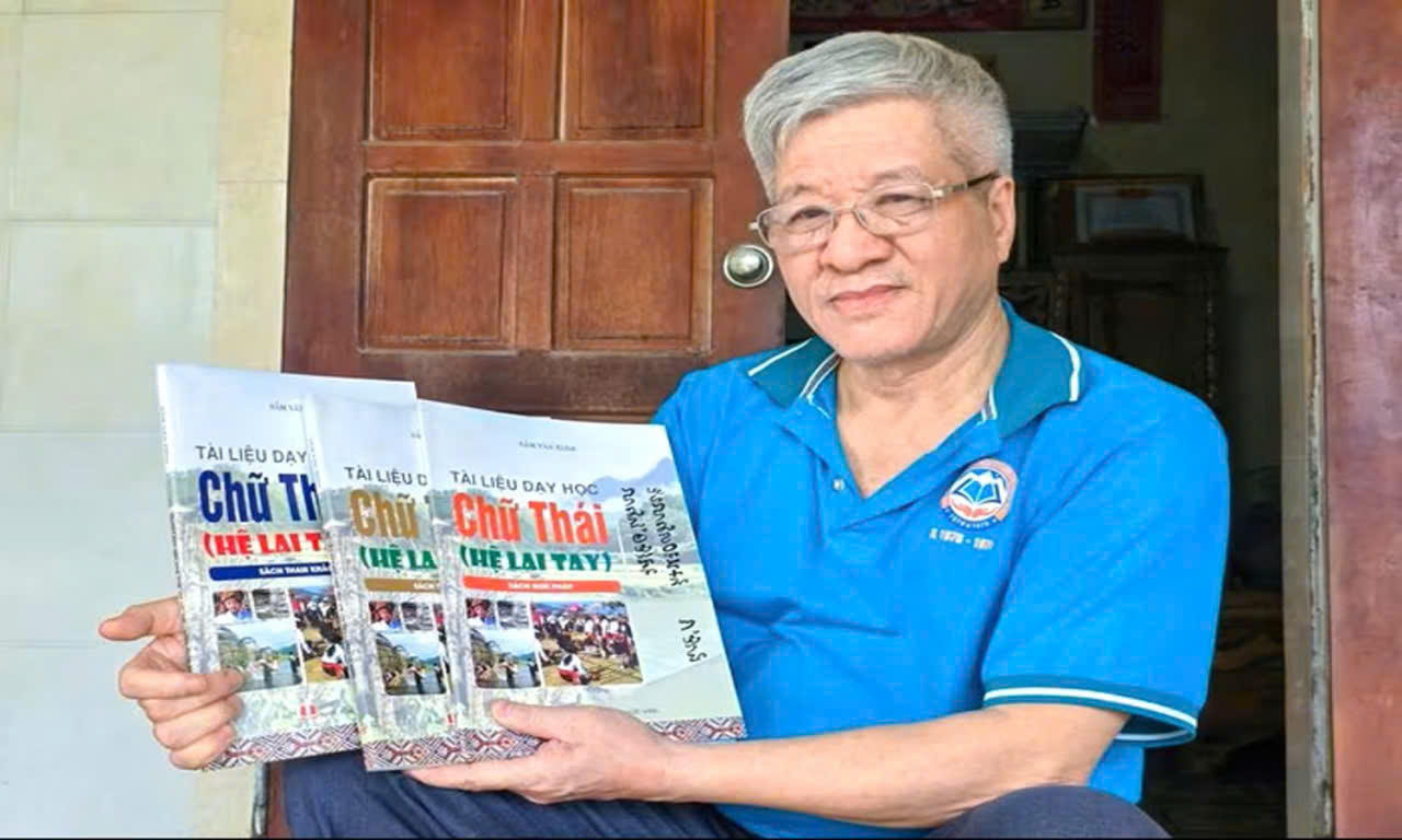 Sau nhiều năm miệt mài, ông Bình không chỉ đọc, viết thành thạo chữ Thái cổ mà còn phục dựng được phần lớn vốn từ đang đứng trước nguy cơ mai một.