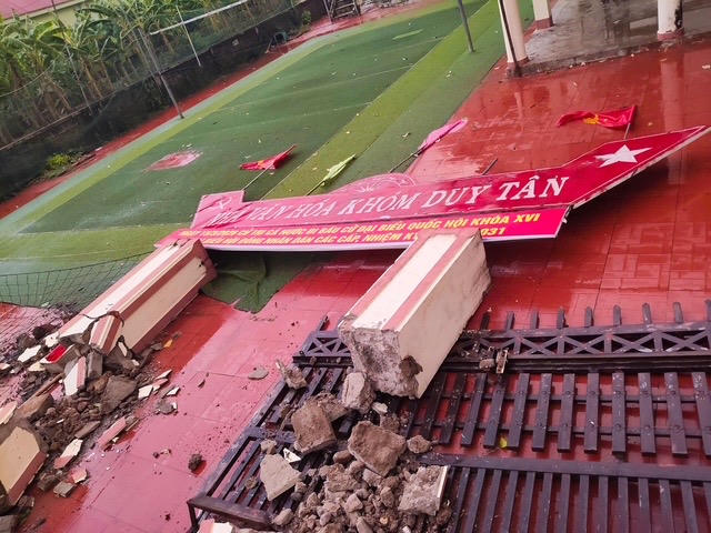 Cổng nhà văn hóa thôn Duy Tân bị hư hỏng nặng, mức độ thiệt hại trên 70%, ước tính khoảng 20 triệu đồng.