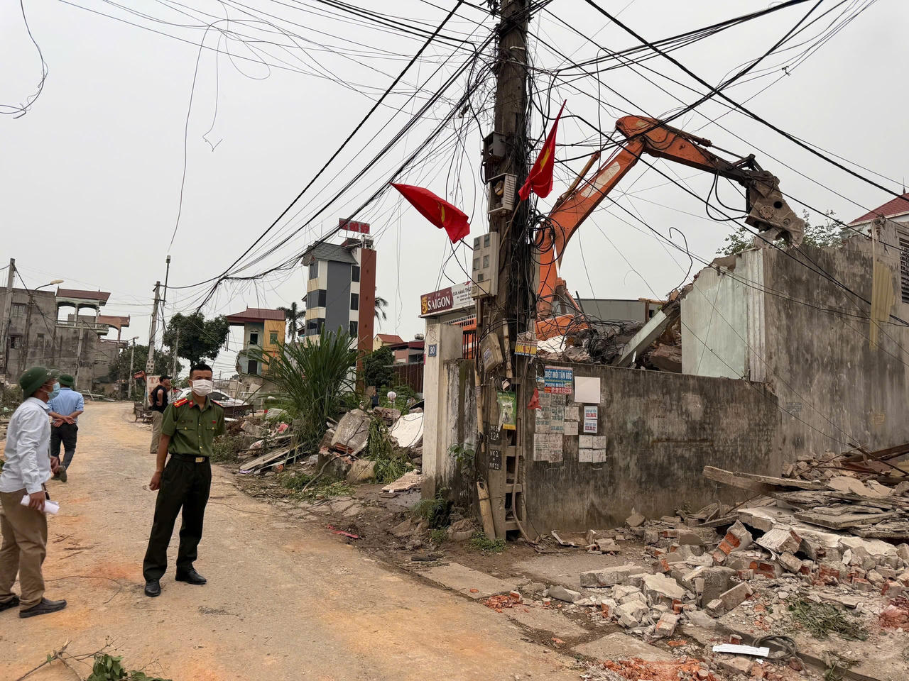 Máy móc được huy động tháo dỡ công trình trên phần diện tích bị thu hồi, nhanh chóng tạo mặt bằng sạch phục vụ thi công dự án. 