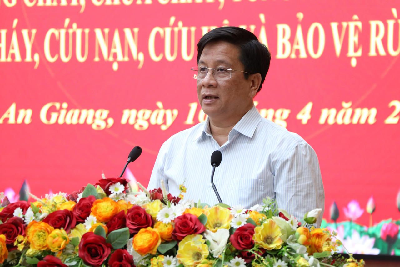 Ông Hồ Văn Mừng, Chủ tịch UBND tỉnh, Trưởng Ban Chỉ đạo PCCC và CNCH tỉnh phát biểu chỉ đạo tại hội nghị.