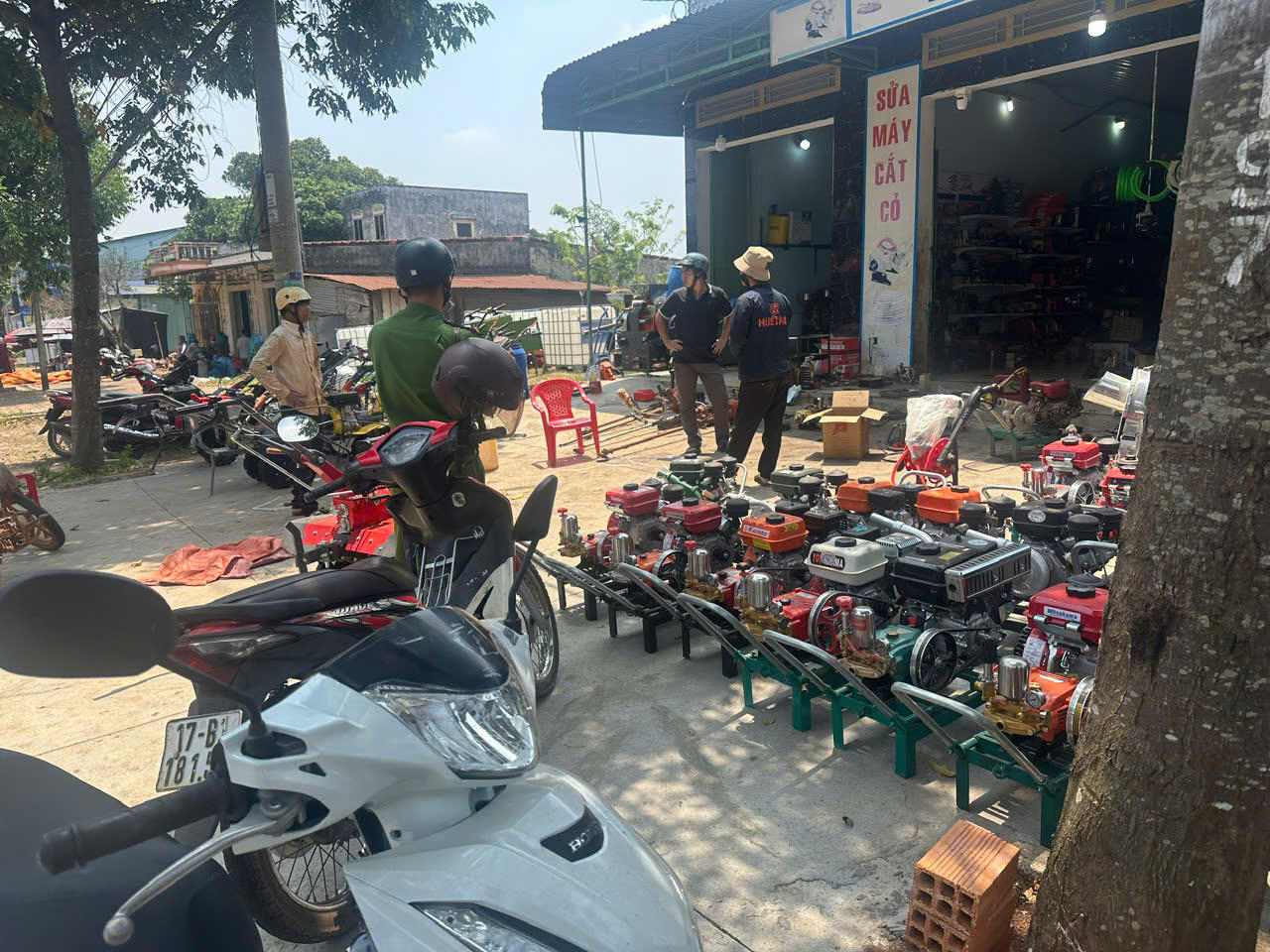 Các khu vực chợ, vỉa hè, trường học cũng được công an xã Mang Yang tăng cường công tác tuyên truyền và xử lý các trường hợp vi phạm.