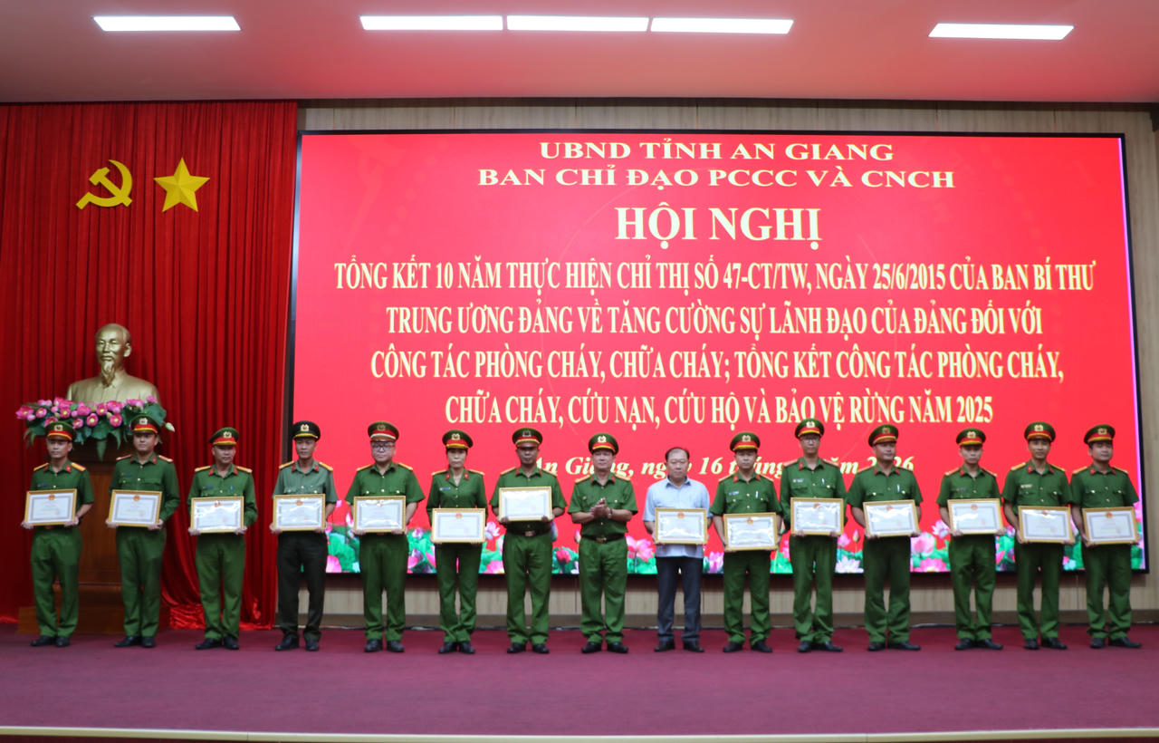 Đại tá Diệp Văn Thế, Phó Giám đốc Công an tỉnh, Phó Trưởng Ban Thường trực Ban Chỉ đạo tặng Bằng khen của Chủ tịch UBND tỉnh cho các tập thể, cá nhân có thành tích xuất sắc trong thực hiện Chỉ thị số 47-CT/TW và công tác PCCC và CNCH, bảo vệ rừng năm 2025.