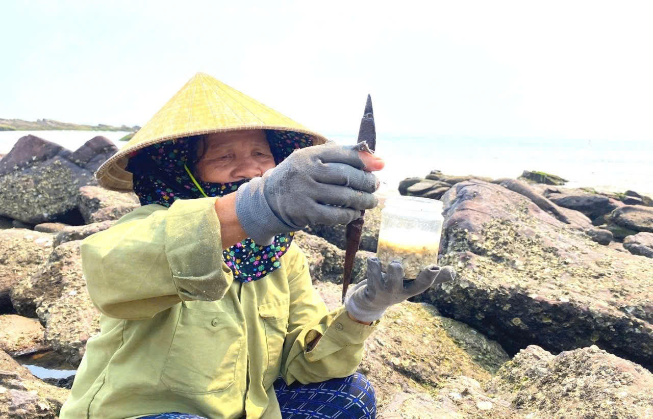 Mỗi nhát đục phải thật dứt khoát và cũng cần chính xác&nbsp;