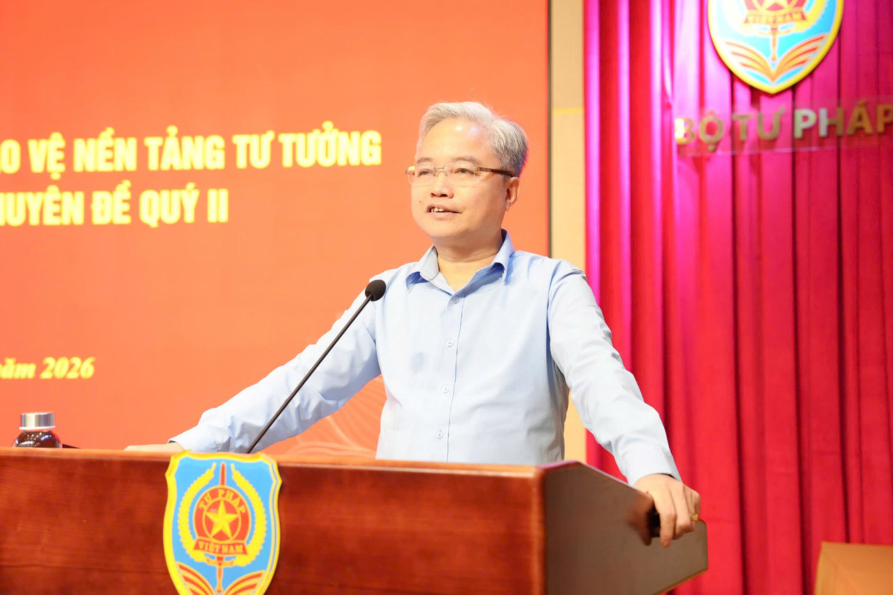 Phó Bí thư chuyên trách Đảng uỷ Bộ Tư pháp Nguyễn Quang Thái&nbsp;phát biểu chỉ đạo tại buổi lễ.