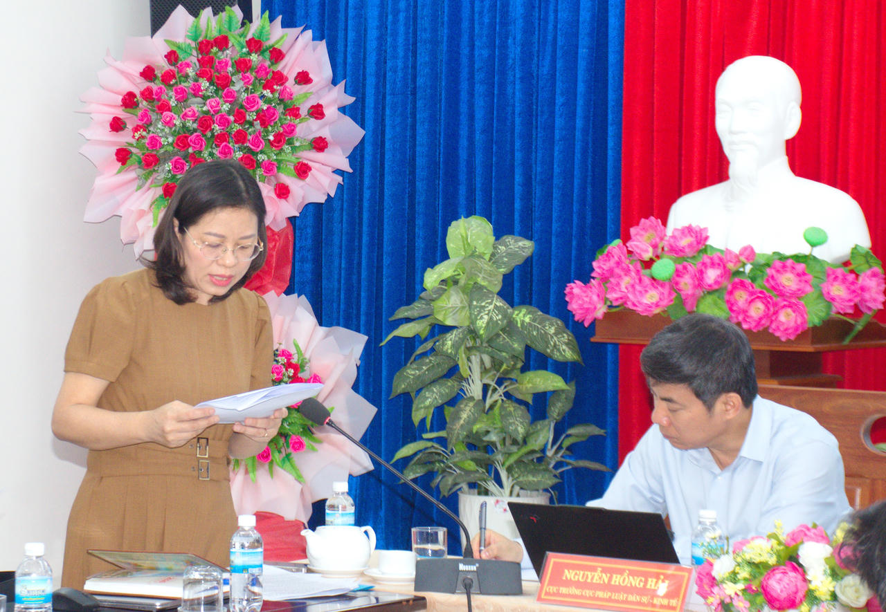 Bà Nguyễn Thị Thu Hoài – Trưởng phòng Pháp luật doanh nghiệp, lao động, an sinh xã hội và Tổng hợp (Cục Pháp luật dân sự - kinh tế - Bộ Tư pháp) báo cáo tại Hội nghị.