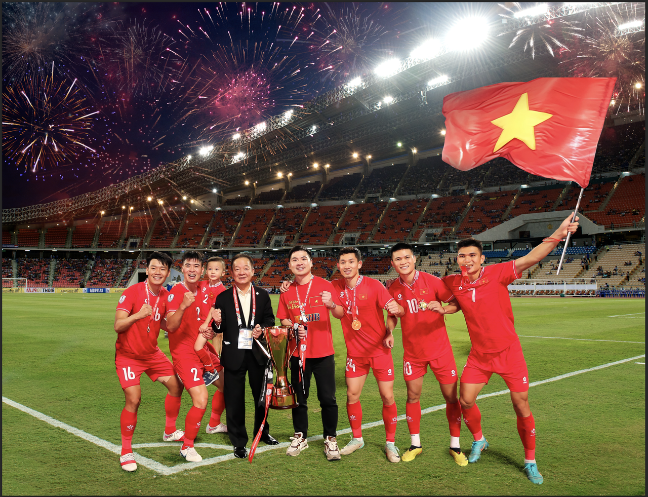 Bầu Hiển ăn mừng chức vô địch ASEAN Cup 2024 cùng các cầu thủ Hà Nội FC góp mặt trong đội hình tuyển Việt Nam.