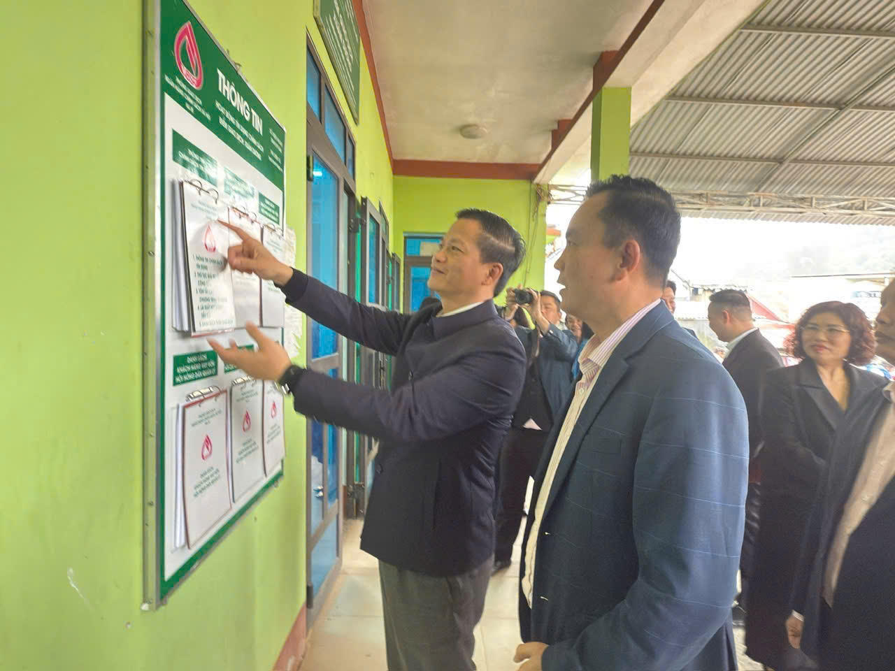 Ông Vương Quốc Tuấn - Ủy viên TƯ Đảng,&nbsp;Chủ tịch UBND tỉnh&nbsp;kiểm tra hoạt động điểm giao dịch NHCSXH tại một xã vùng sâu vùng xa.