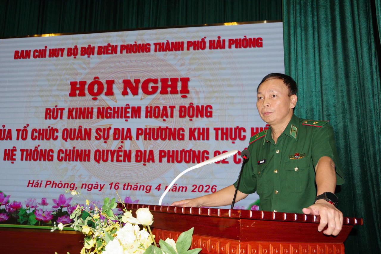 Thiếu tướng Hoàng Hữu Chiến, Phó Tư lệnh, Tham mưu trưởng Bộ đội Biên Phòng phát biểu tại hội nghị.