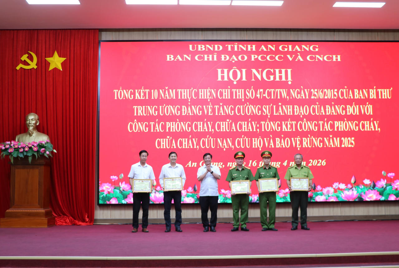 Ông Hồ Văn Mừng, Chủ tịch UBND tỉnh tặng Bằng khen của Chủ tịch UBND tỉnh cho các tập thể, cá nhân có thành tích xuất sắc.