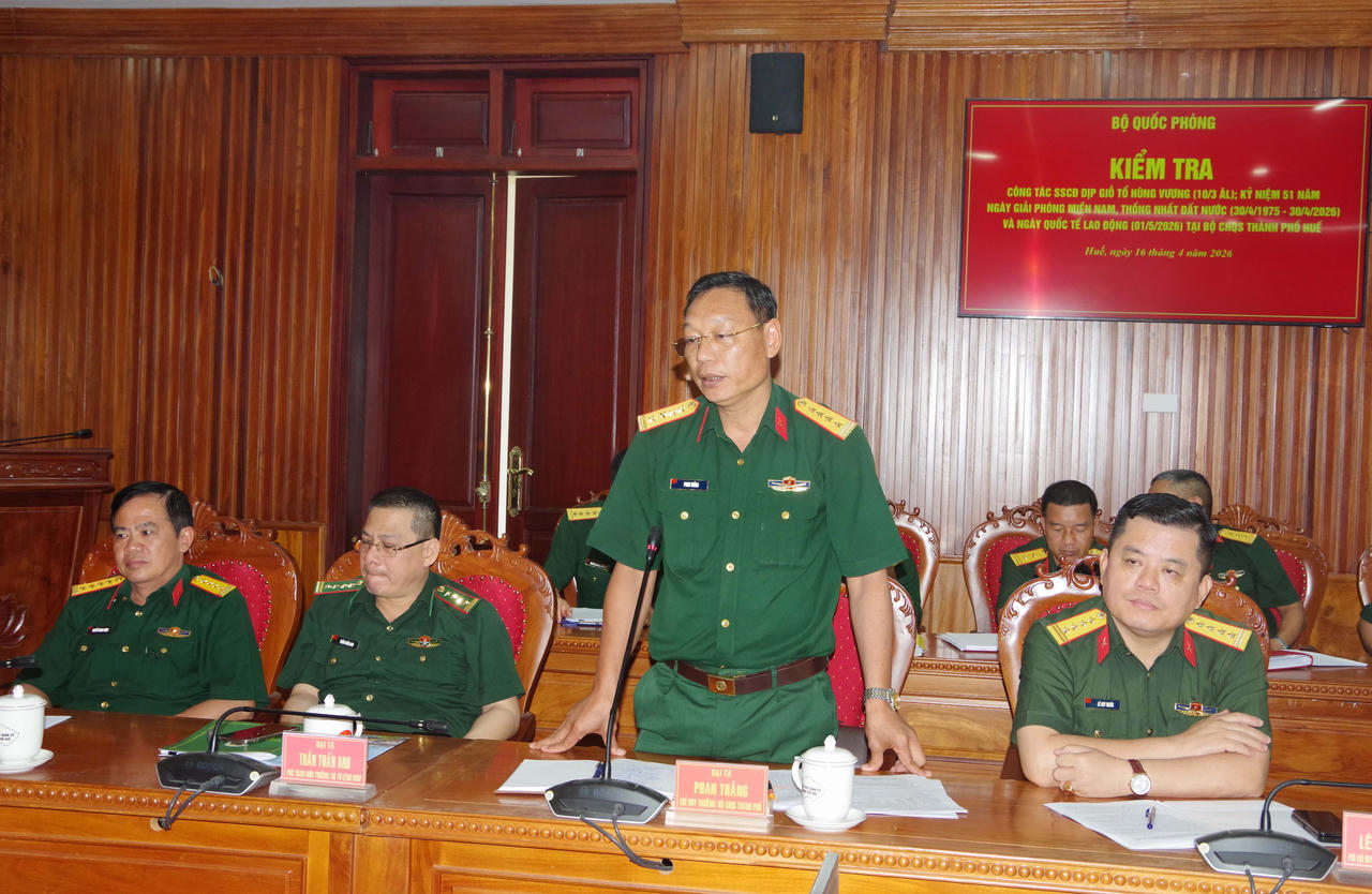 Đại tá Phan Thắng – Chỉ huy trưởng Bộ CHQS thành phố Huế báo cáo công tác trực SSCĐ với Đoàn kiểm tra.