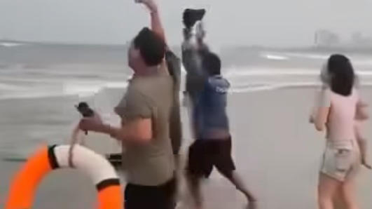 Chạy đua sóng dữ, kịp cứu hai anh em bị sóng biển cuốn ra xa hơn 50m