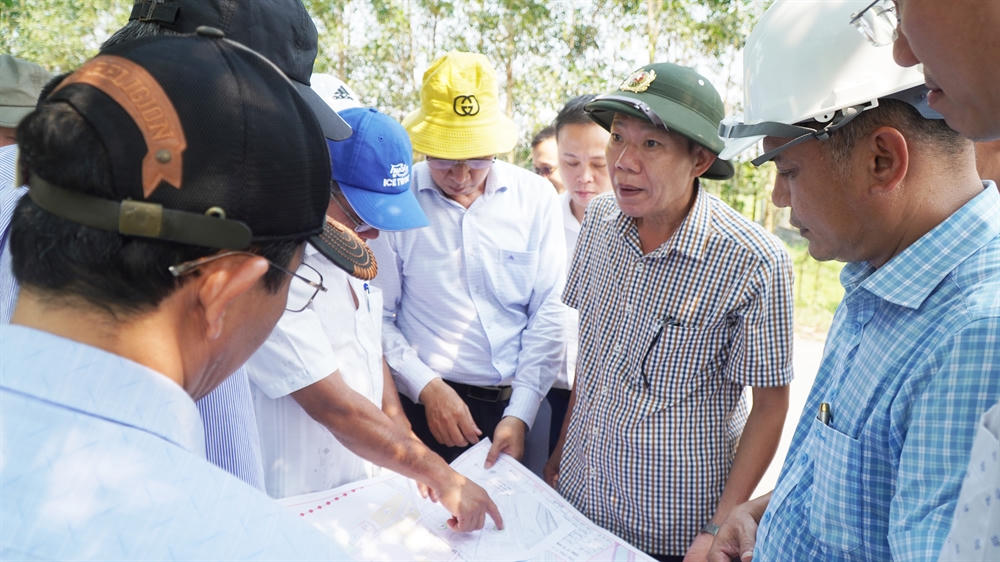 Phó Chủ tịch UBND thành phố Hà Văn Tuấn kiểm tra thực tế tuyến đường dây 110kV và vị trí trạm biến áp 110kV thuộc dự án Trạm biến áp 110kV Hương Thọ và đấu nối.