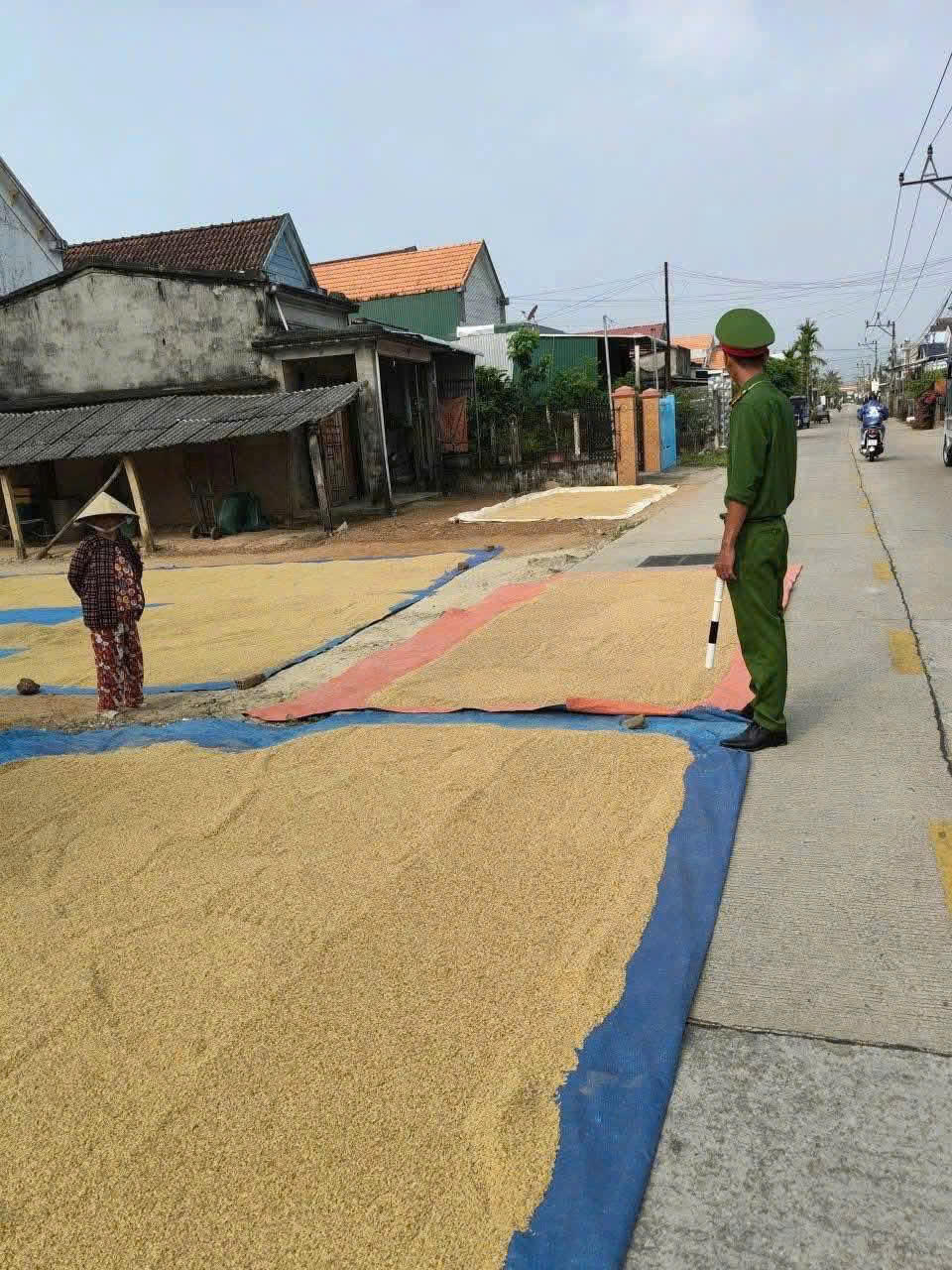 Công an xã Mang Yang nhắc nhở, xử lý các trường hợp vi phạm, lấn chiếm lòng, lề đường.