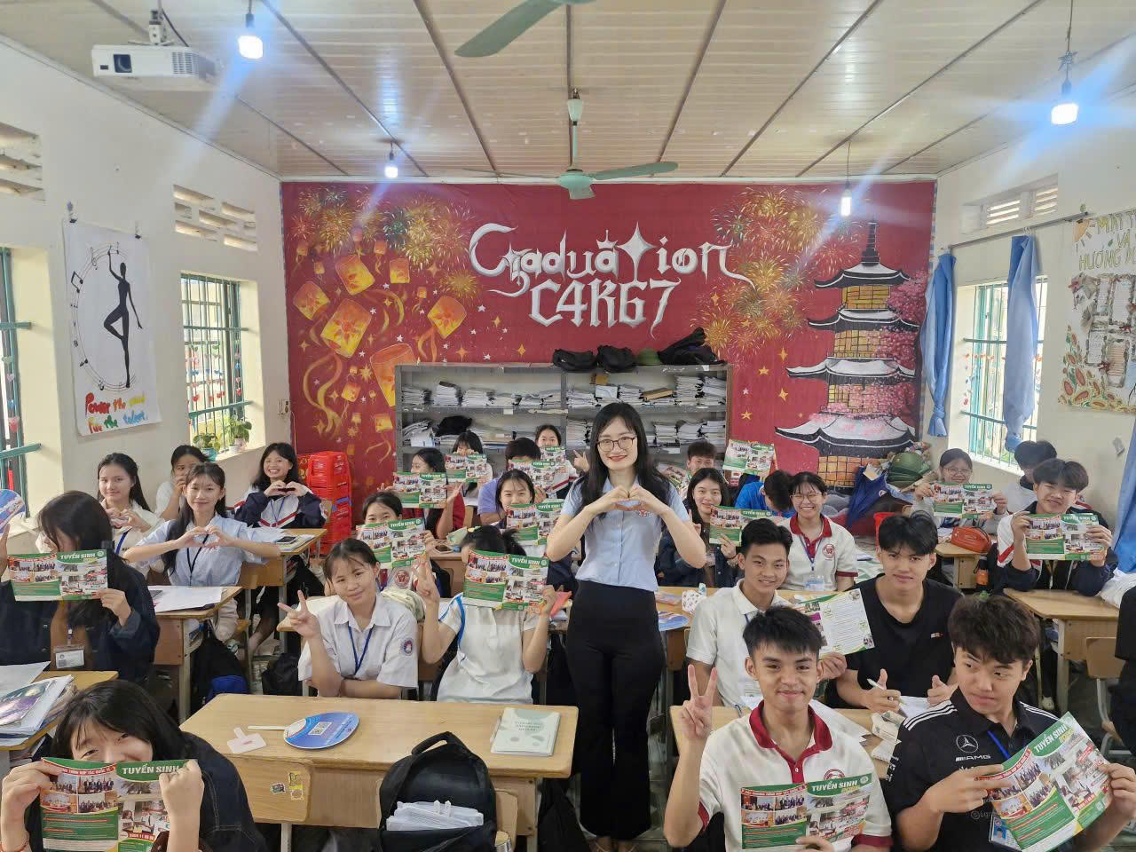 Các thầy cô Trường Cao đẳng Y tế Phú Thọ đến các Trường THPT để gặp gỡ, tư vấn cho học sinh lớp 12. Ảnh:&nbsp;Trường Cao đẳng Y tế Phú Thọ