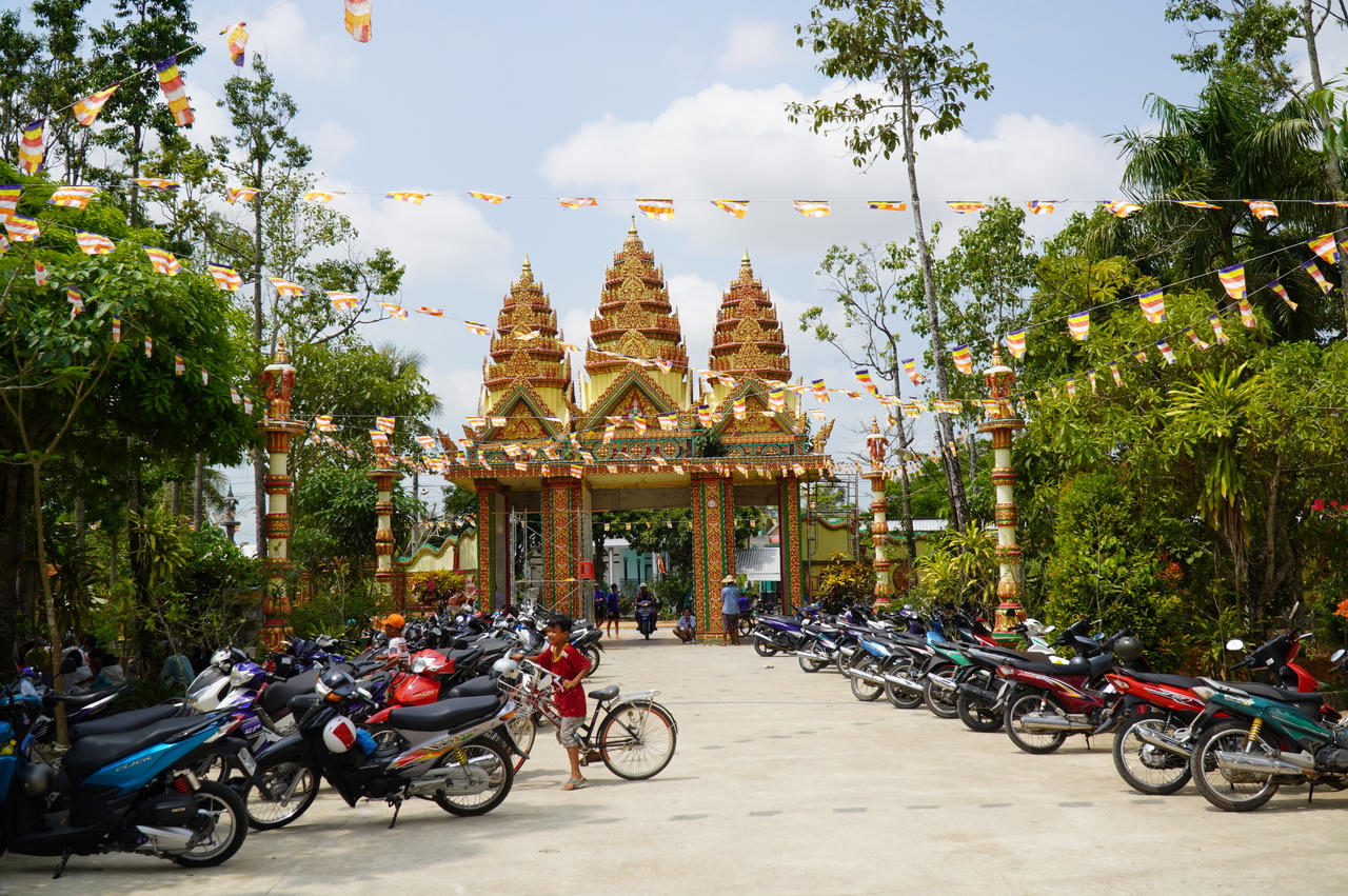 Chùa trở thành không gian sinh hoạt văn hoá ngay ngày đầu đón năm mới.