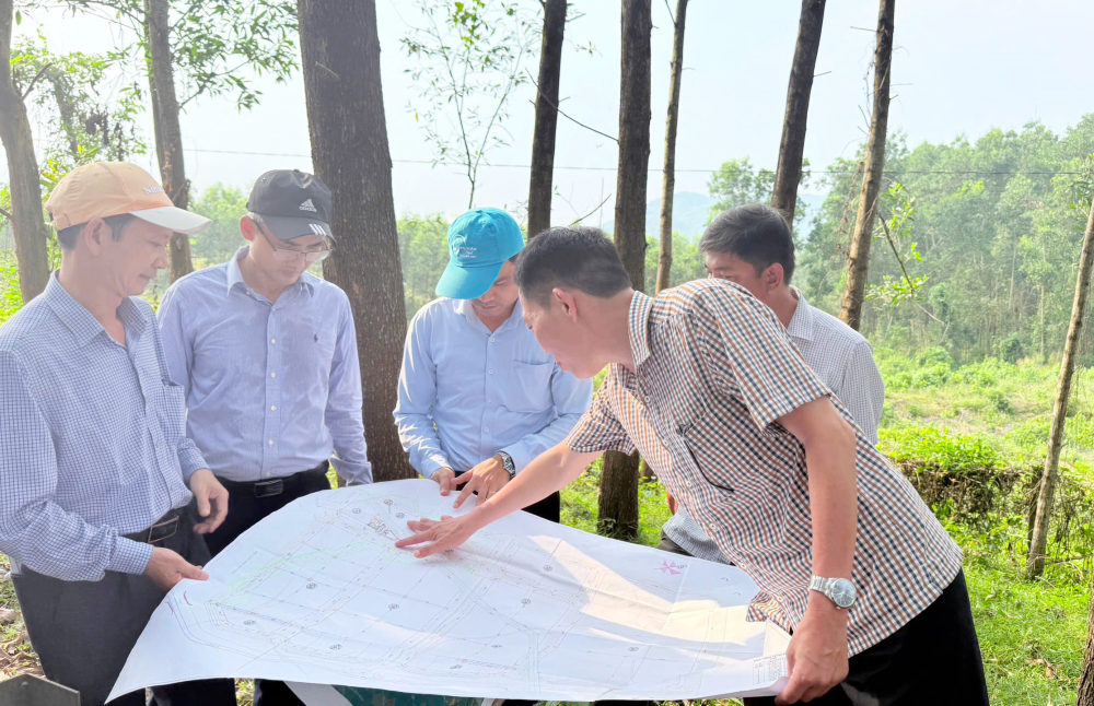 Đoàn công tác kiểm tra dự án Cụm công nghiệp Bình Thành.