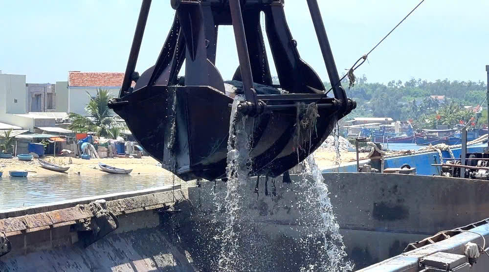 Thực hiện nạo vét tại dự án.