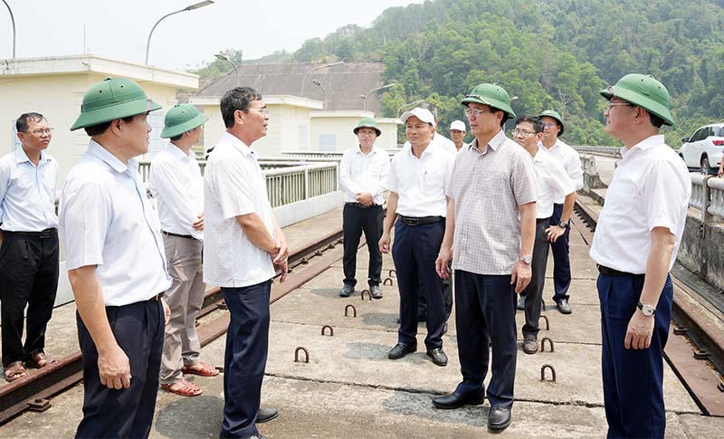 Bí thư Thành ủy Huế Nguyễn Đình Trung trao đổi với đại diện lãnh đạo Ban Quản lý Đầu tư và Xây dựng Thủy lợi 5.