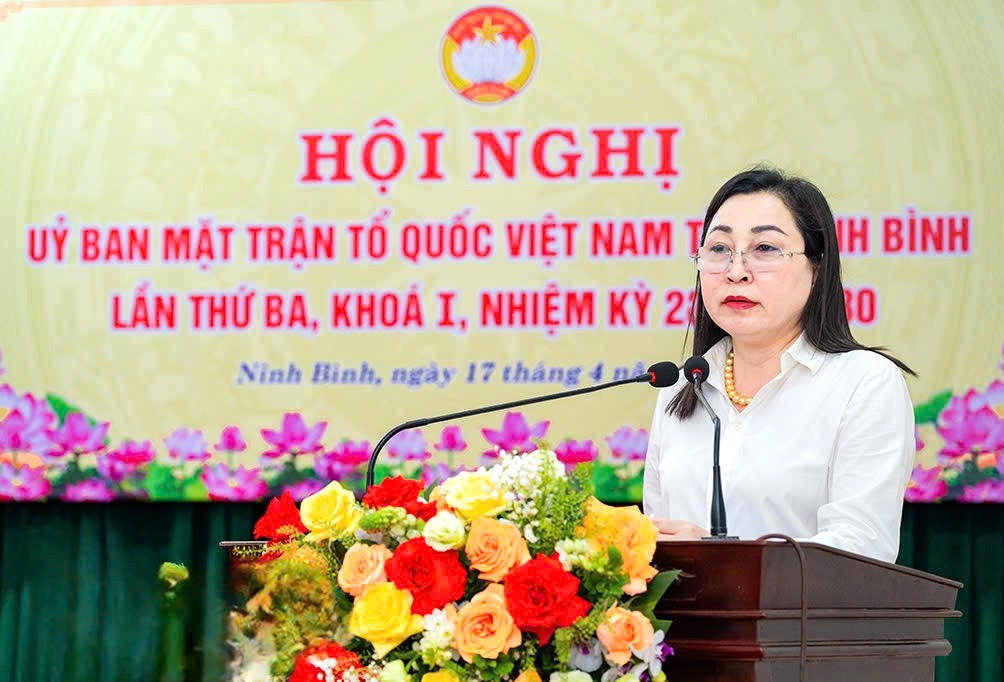 Tân Chủ tịch Ủy ban MTTQ Việt Nam tỉnh Ninh Bình Đinh Thị Lụa phát biểu tại hội nghị.