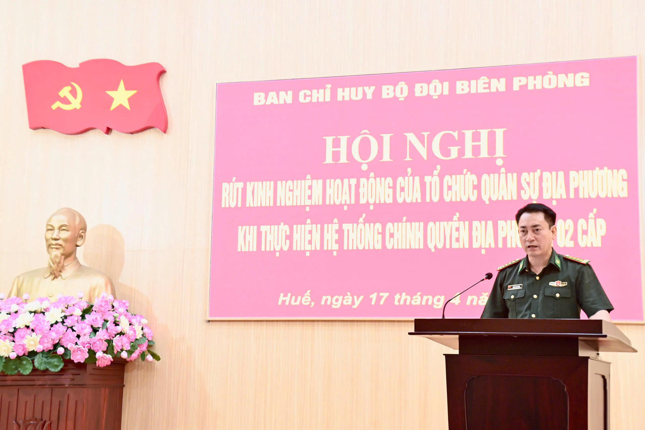 Đại tá Hoàng Minh Hùng, Chỉ huy trưởng Ban Chỉ huy BĐBP TP Huế báo cáo tại hội nghị.