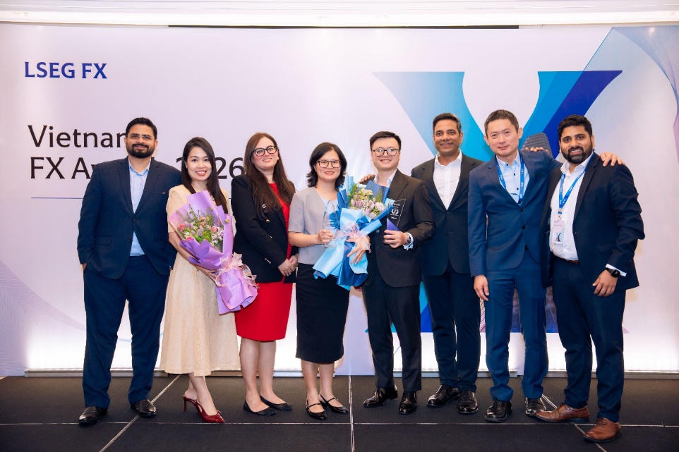 Ông Ranjit Pawar – Giám đốc phụ trách thị trường khu vực Châu Á - Thái Bình Dương của LSEG (thứ 3 từ phải sang) trao giải cho Đại diện Eximbank tại Lễ trao giải FX Awards 2026 ngày 8/4/2026.