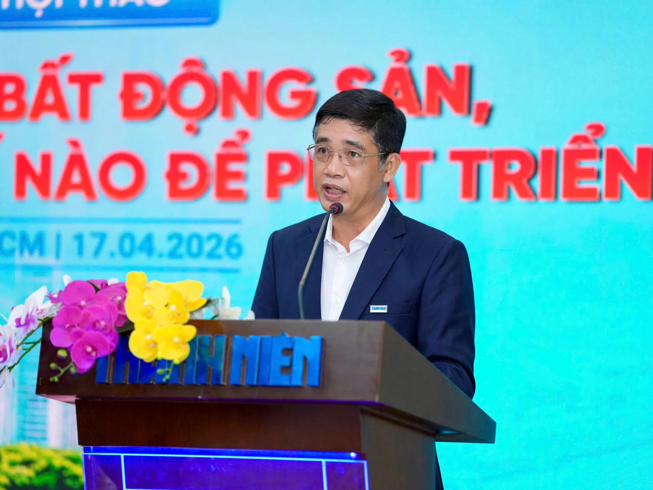 Phó Tổng biên tập Báo Thanh niên Lâm Hiếu Dũng gợi mở vấn đề “có nên siết BĐS vào lúc này, khi kinh tế đang cần tăng tốc" để tọa đàm cùng thảo luận (Ảnh: Báo Thanh niên).