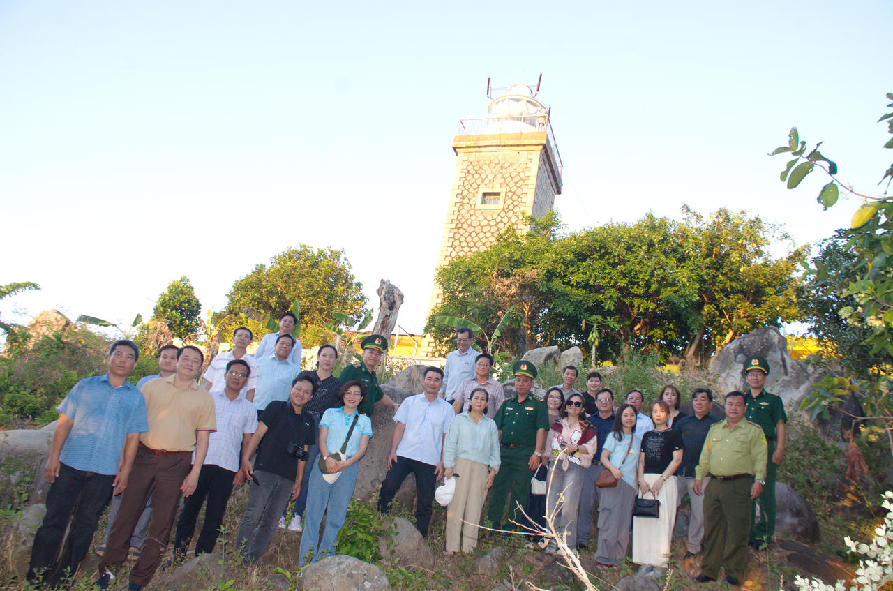 Đoàn tham quan Trạm Hải đăng Hòn Khoai.