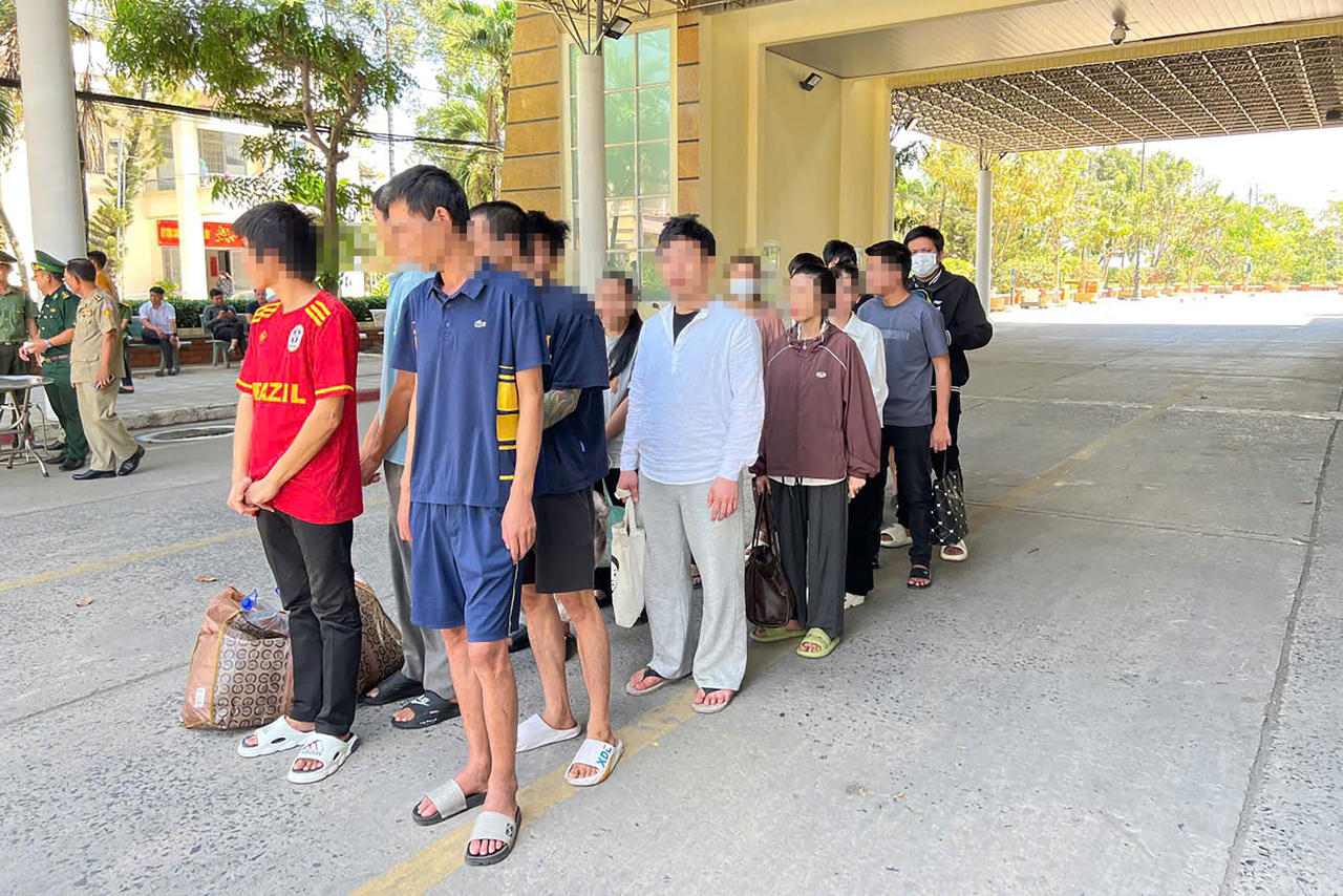 Các công dân Việt Nam lao động trái phép bên Campuchia. Ảnh Biên phòng cung cấp.