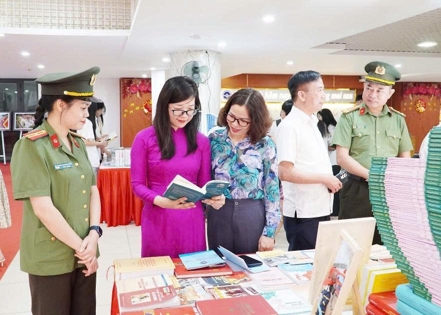 Các đại biểu tham quan tại không gian Trưng bày tư liệu và Hội sách Đất Tổ năm 2026 (Ảnh: Phú Thọ.gov)