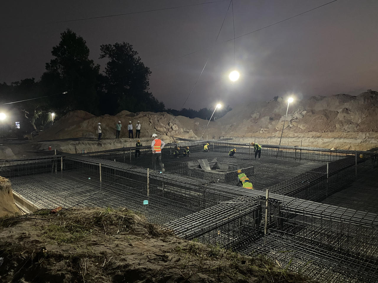 Hạng mục xây dựng móng trụ số 11 của đường dây 110kV Phú Quốc - Nam Phú Quốc đang được khẩn trương thi công vào ban đêm để đẩy nhanh tiến độ