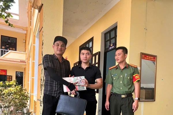 Trao trả 350 triệu đồng nhặt được cho người đánh rơi