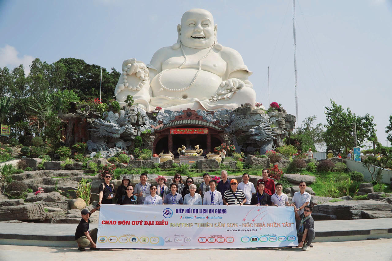 Đoàn đại biểu chụp ảnh lưu niệm.