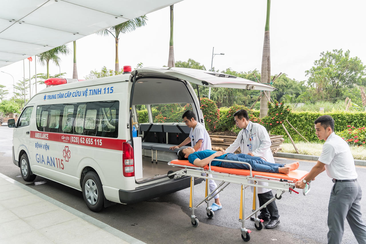 Hiện tỷ lệ xe cứu thương trên đầu người ở nước ta vẫn ở mức thấp, khoảng 0,2 xe/100.000 dân. (Ảnh: Sở Y tế TP HCM)