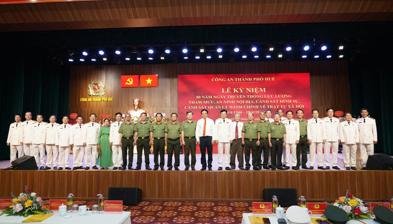 Các đại biểu chụp ảnh lưu niệm tại buổi lễ.