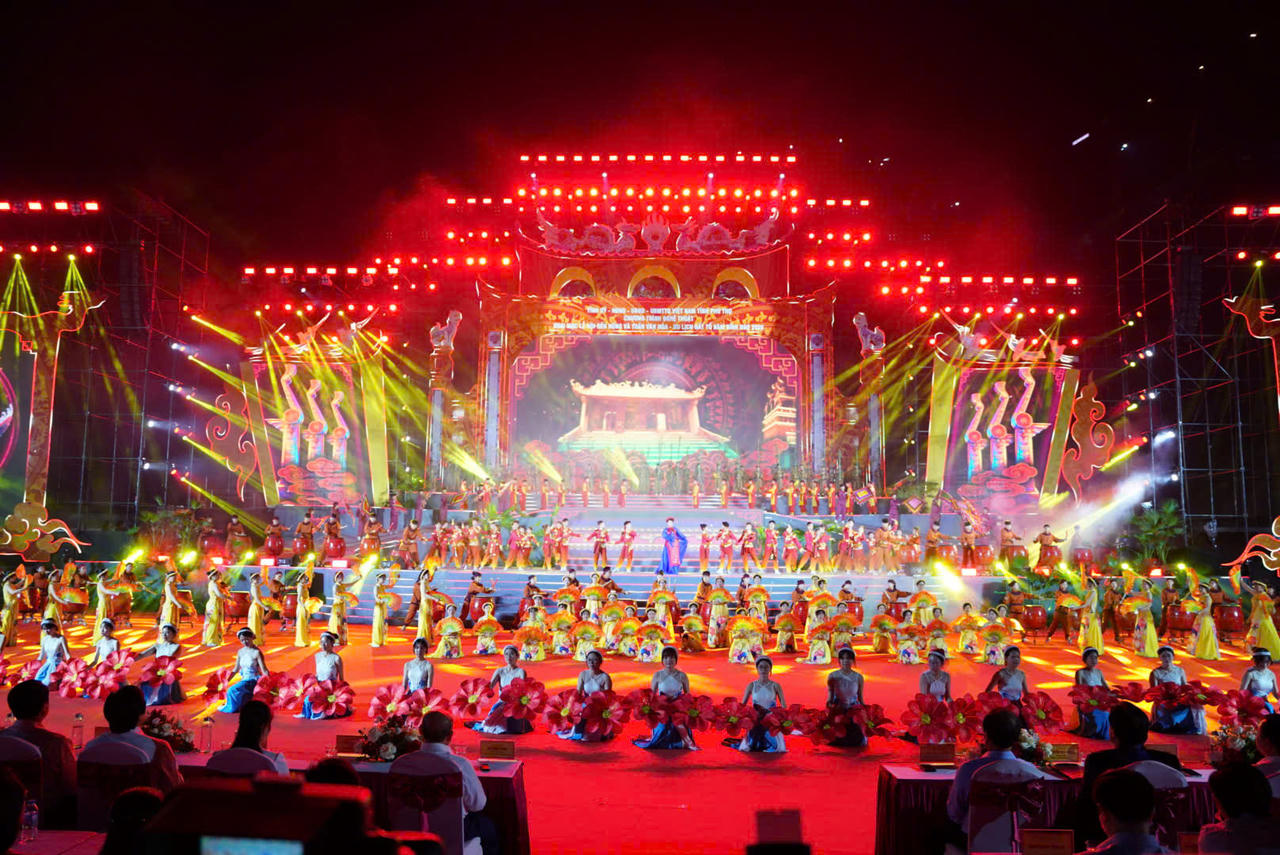 Chương trình nghệ thuật đặc biệt “Linh thiêng nguồn cội - Đất Tổ Hùng Vương” được dàn dựng công phu, quy mô lớn .Ảnh: Ngọc Phúc