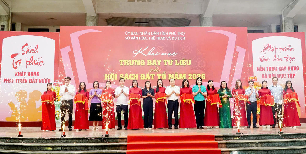 Các đại biểu cắt băng khai mạc Trưng bày tư liệu và Hội sách Đất Tổ năm 2026 (Ảnh: Phú Thọ.gov)