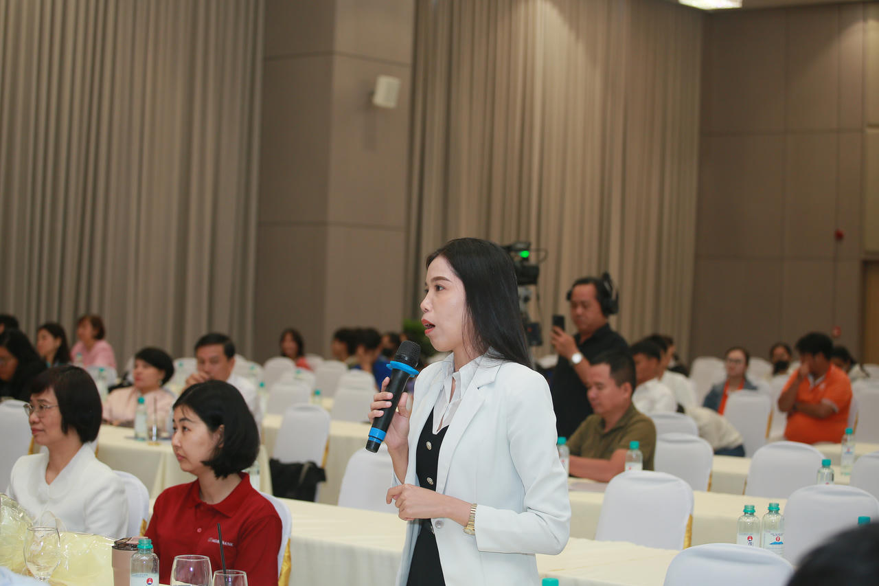 Nhiều cá nhân, đơn vị đến Hội thảo để tìm tòi, học hỏi những kinh nghiệm, giải pháp công nghệ, khoa học mới. 